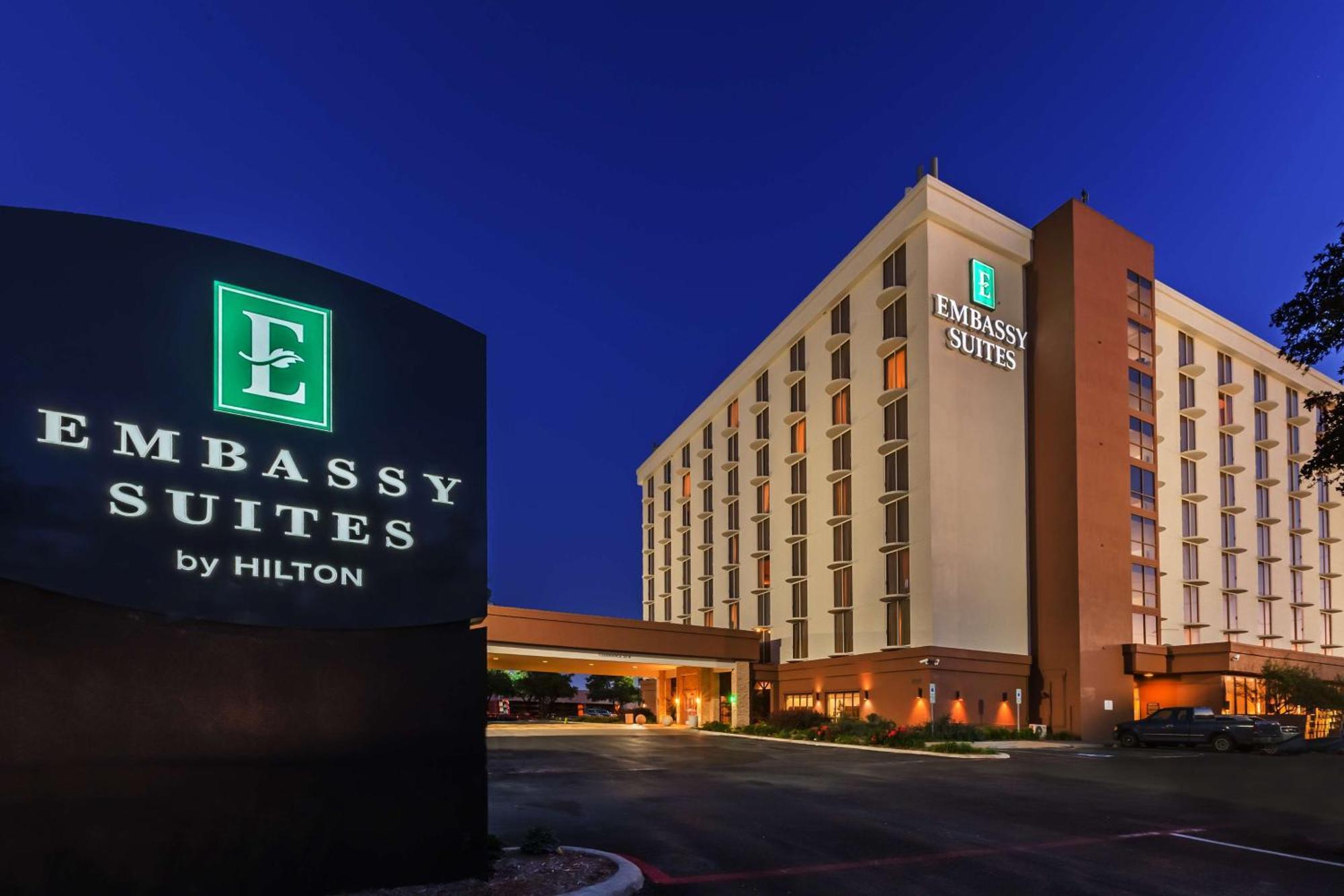 Embassy Suites By Hilton Dallas Market Center Exterior photo